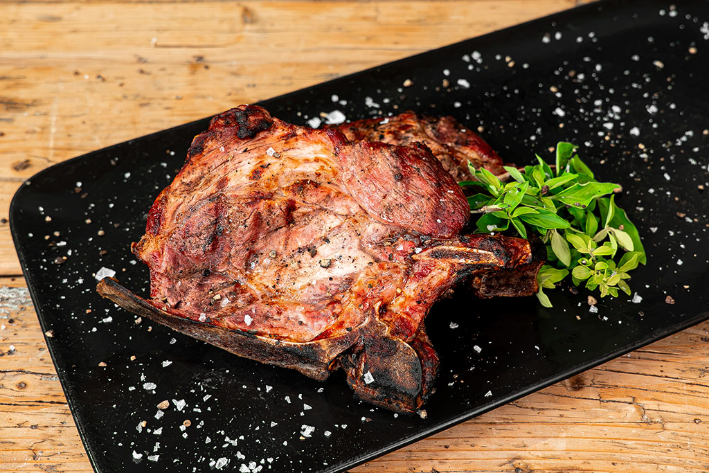 gegrilltes Nackenkotelett auf Teller angerichtet