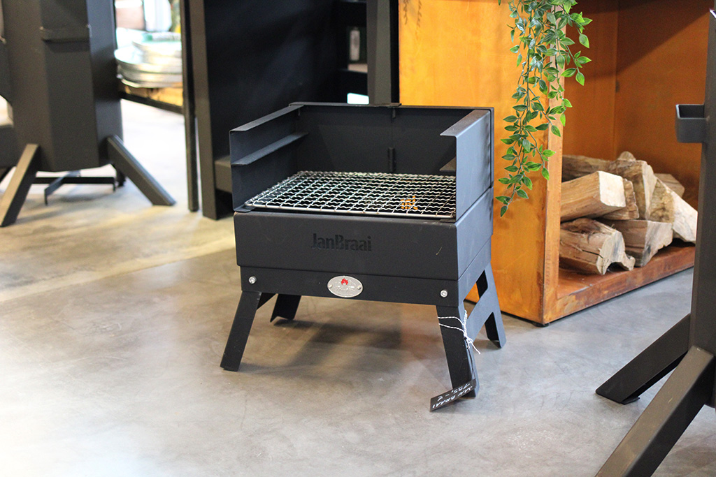 kleiner Kohlegrill in einem Ladenlokal