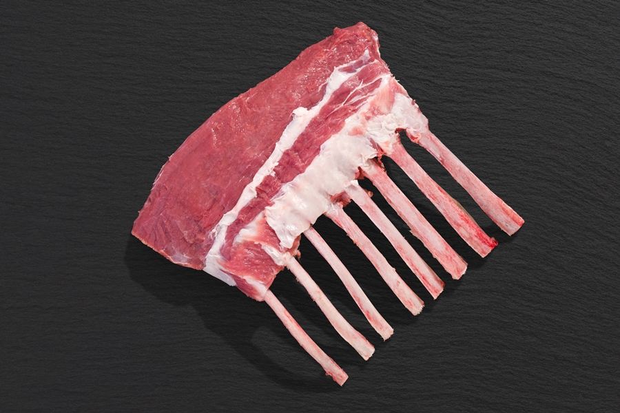 Eine  frische Lammkrone mit Knochen