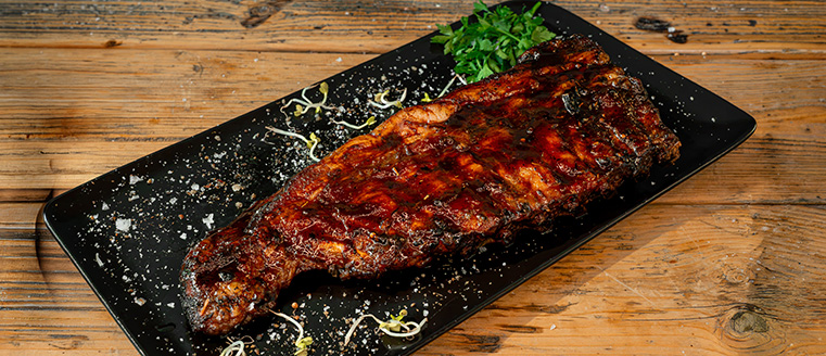 Ribs auf Teller angerichtet