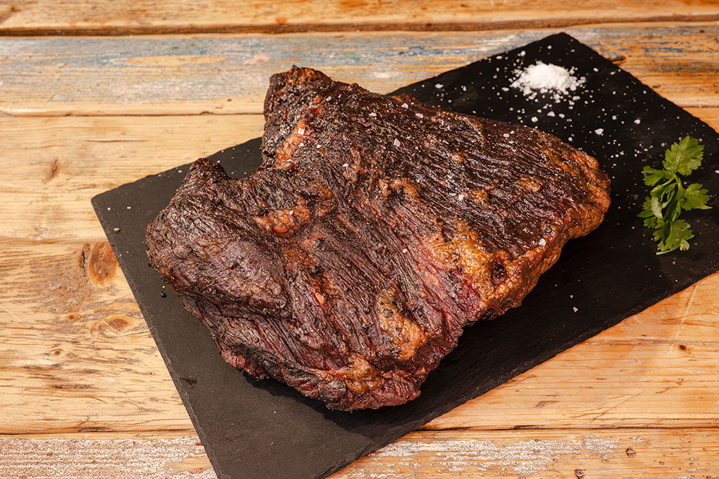 gesmoktes Brisket auf Teller angerichtet