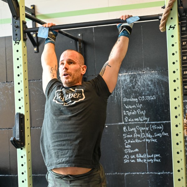 Ivo Behnke Functional Fitness Athlet beim Training Mann mit Glatze beim Functional Fitness Training