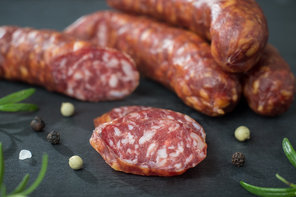 Rauchwurst Whisky vom Bunten Bentheimer Schwein angeschnittene Rauchwurst Whisky vom Bunten Bentheimer Schwein