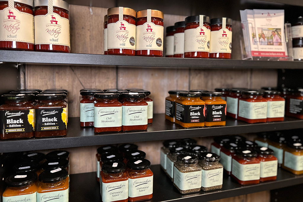 Regal mit Saucen (Feinkost)