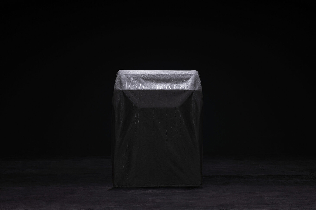 schwarze Abdeckhaube über Gasgrill GQ4