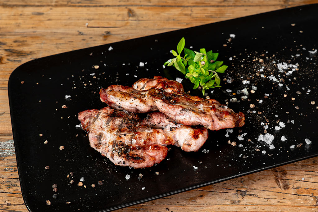gegrilltes Kachelfleisch auf Teller angerichtet