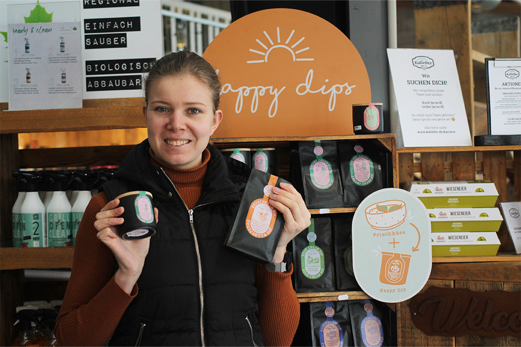 Verkäuferin präsentiert Produkte