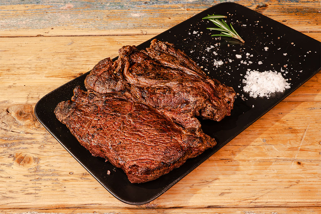 gegrilltes Chuck Steak auf Teller angerichtet