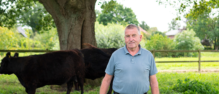 Heinrich Block Landwirt Heinrich Block auf Rinderweide