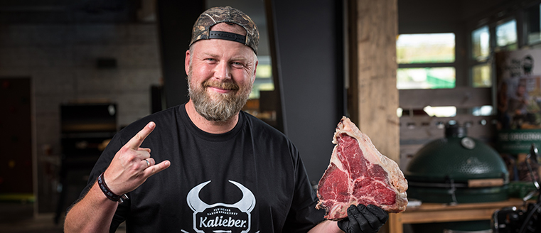 Mann mit Steak in der Hand