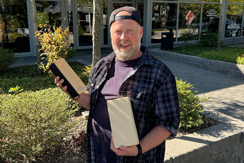 Maik mit zwei Kochzielen in der Hand