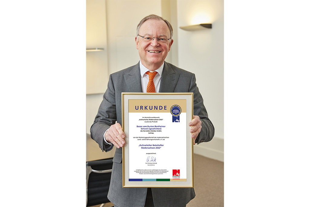 Ministerpräsident Weil zeigt Kalieber-Urkunde