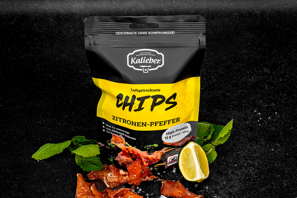 Tüte mit luftgetrockneten Chips vom Schwein