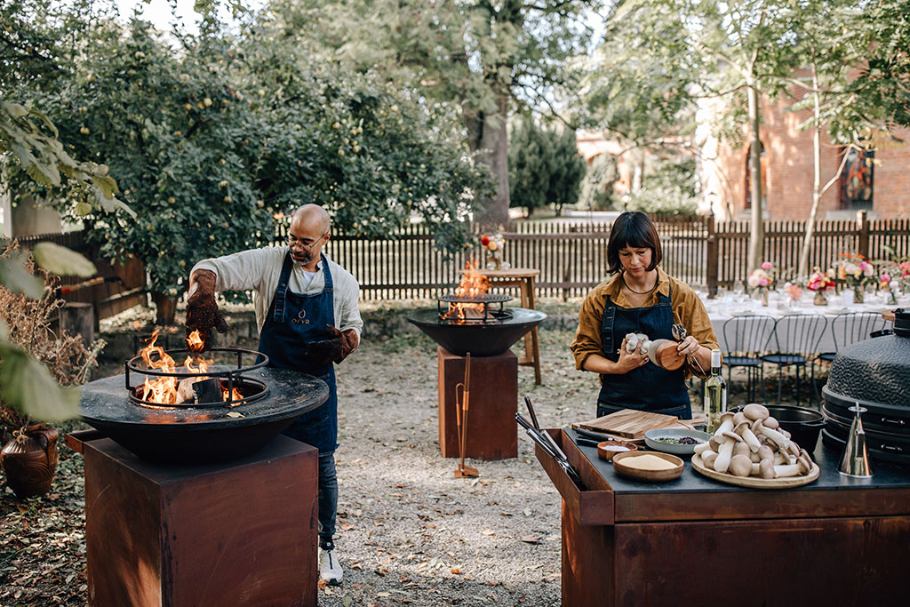 OFYR Grill Feuerplatte Mann & Frau grillen zusammen, zwei Grills, Outdoor-Möbel
