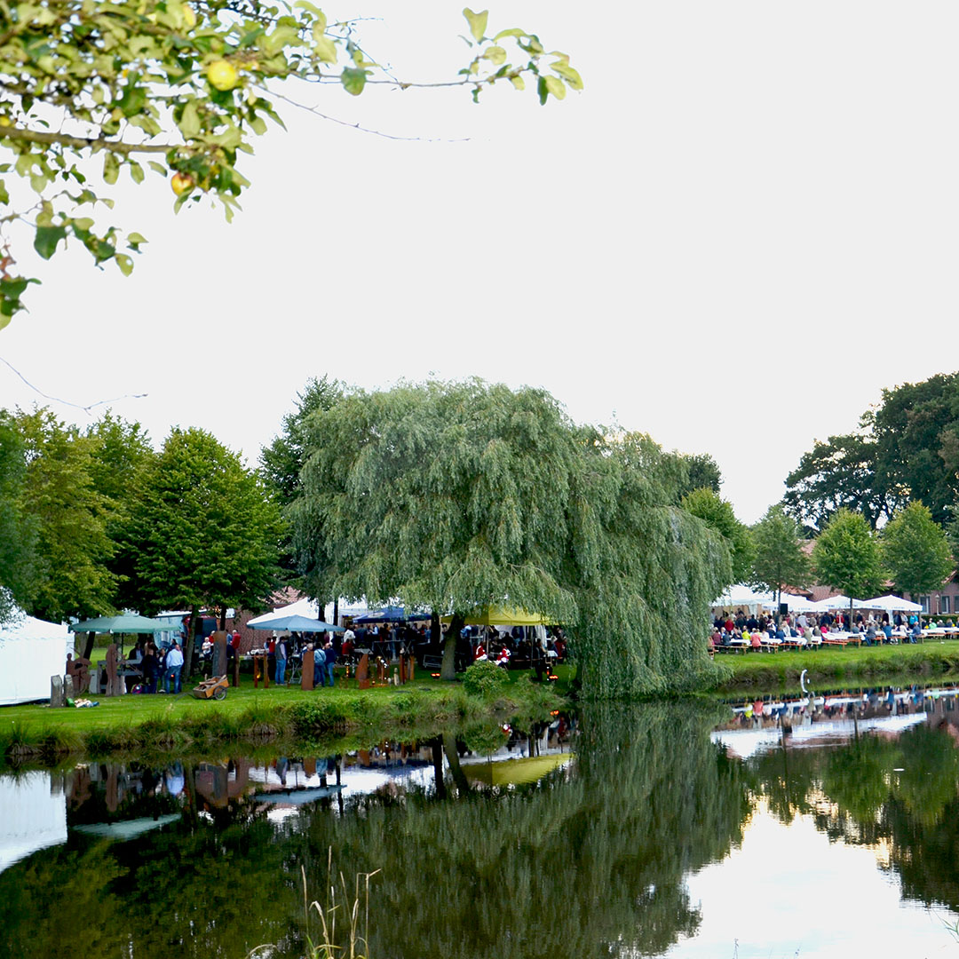 zahlreiche Menschen auf Veranstaltung im Lastruper Dorfpark