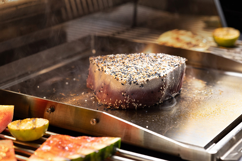 Teppanyaki-Platte inklusive Grillgut auf Gasgrill GQ4