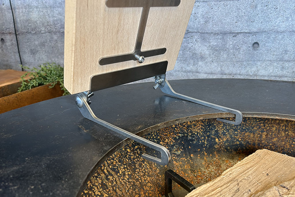 Flammlachsbrett auf einem OFYR [Feuerplatte]