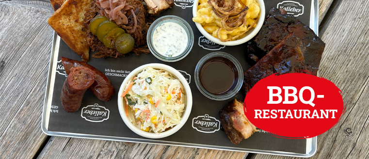 Tablett mit verschiedenen BBQ-Spezialitäten