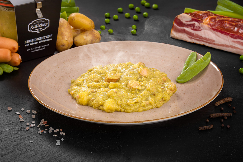 Teller mit Erbseneintopf