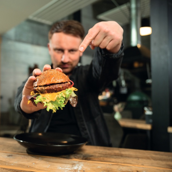 Burger Patties proteinreich Ein frischer, saftiger Rindfleischburger