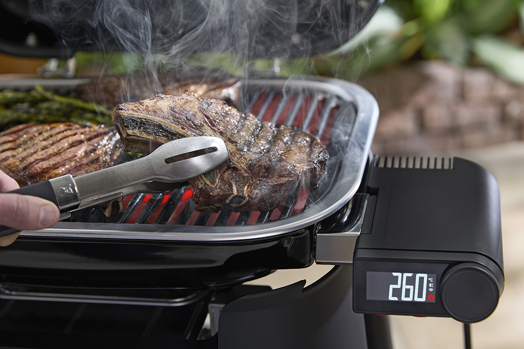 auf Weber Elektrogrill wird Fleisch gegrillt