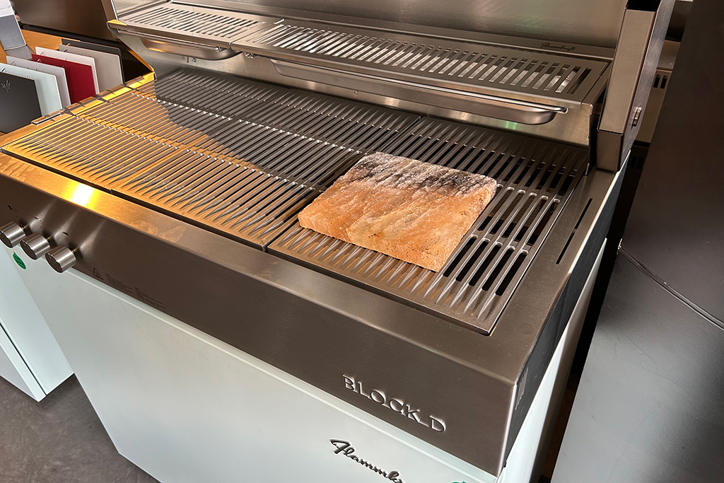 Kalieber Salzplatte auf einem Flammkraft-Grill