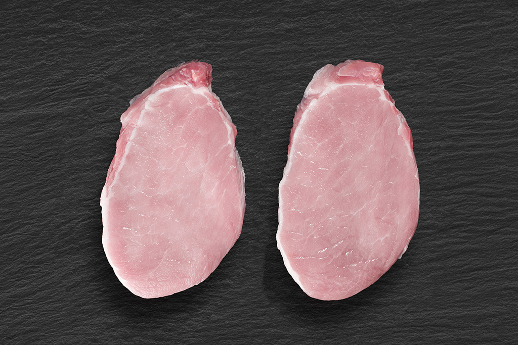 zwei Rückensteaks vom Aktivstall-Schwein