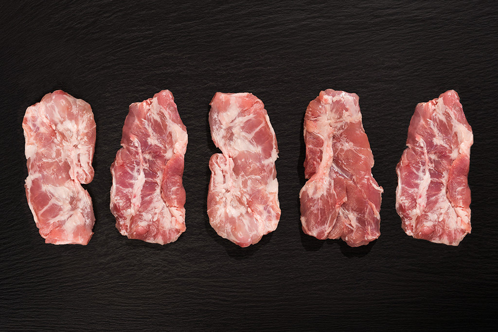 fünf Stücke Kachelfleisch vom Aktivstall-Schwein