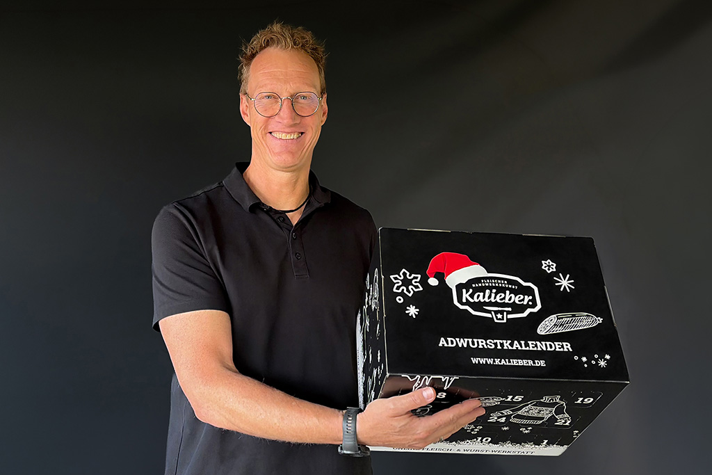 Mirko Dhem präsentiert den Kalieber ADWURSTKALENDER