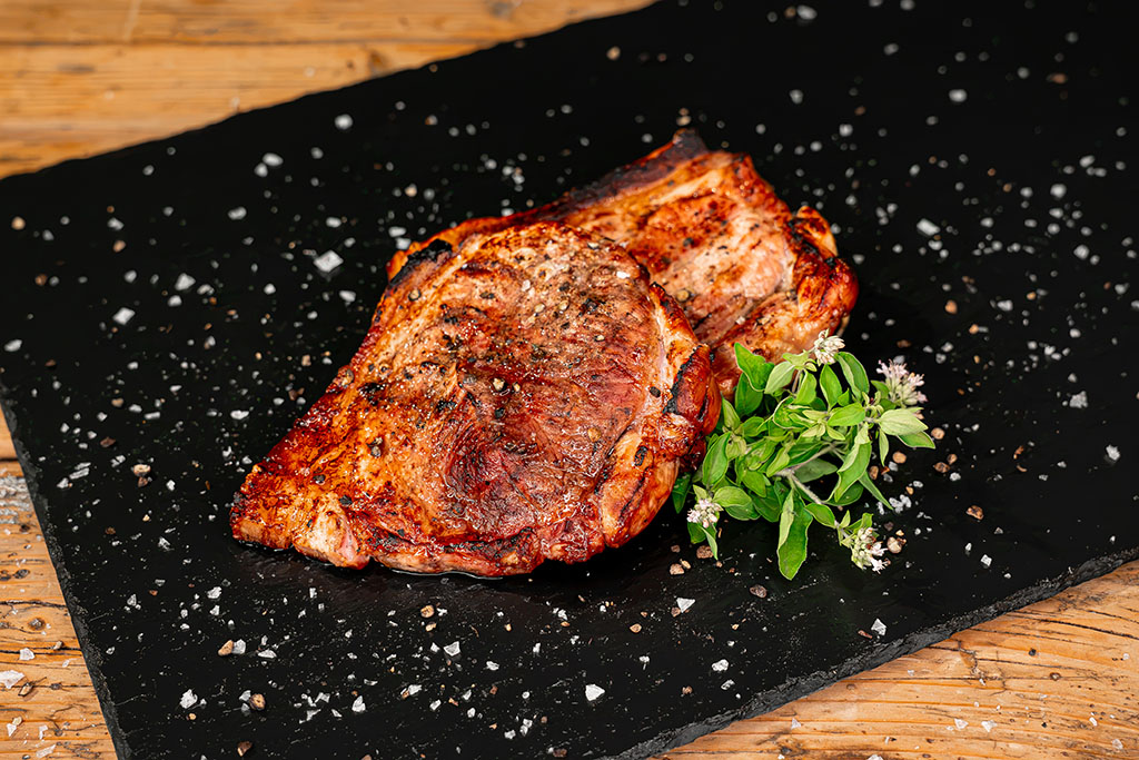 gegrilltes Holzfällersteak auf Teller angerichtet