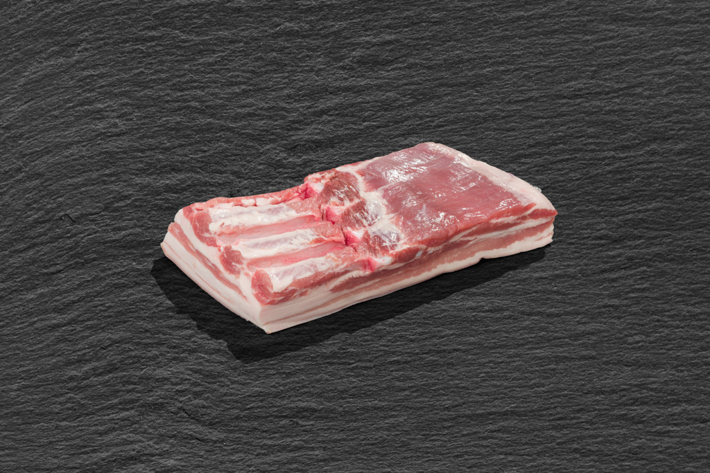 Bauch mit Schwarte ohne Knochen vom Aktivstall-Schwein ein Stück Bauch mit Schwarte ohne Knochen vom Aktivstall-Schwein