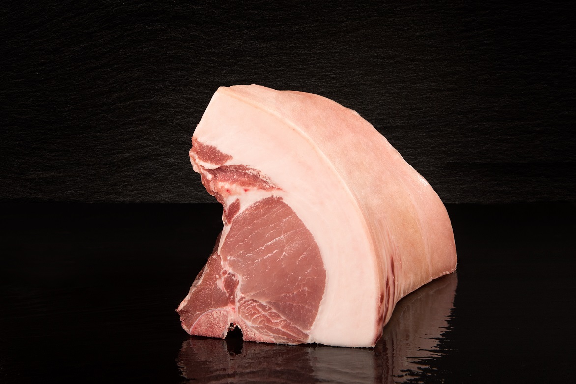 Kotelett mit Schwarte vom Bunten Bentheimer Schwein Kotelett mit Schwarte vom Bunten Bentheimer Schwein
