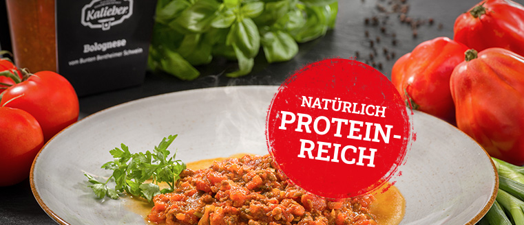 Natürlich proteinreich fertige Mahlzeit auf einem Teller, dahinter Dekoration