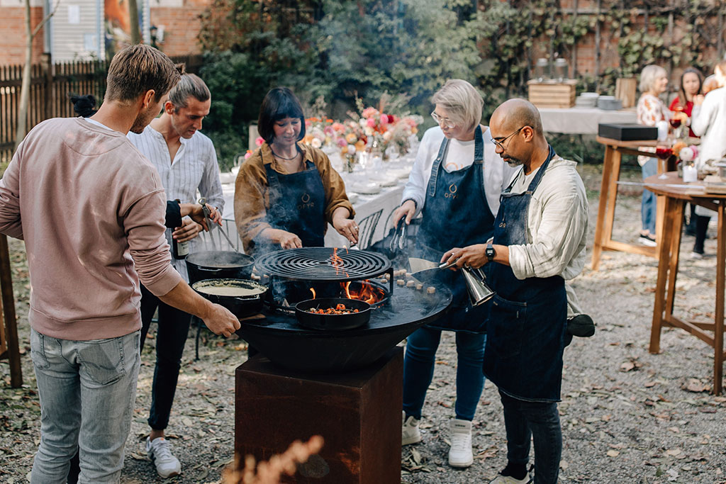 OFYR Grill Feuerplatte Freunde grillen zusammen am OFYR