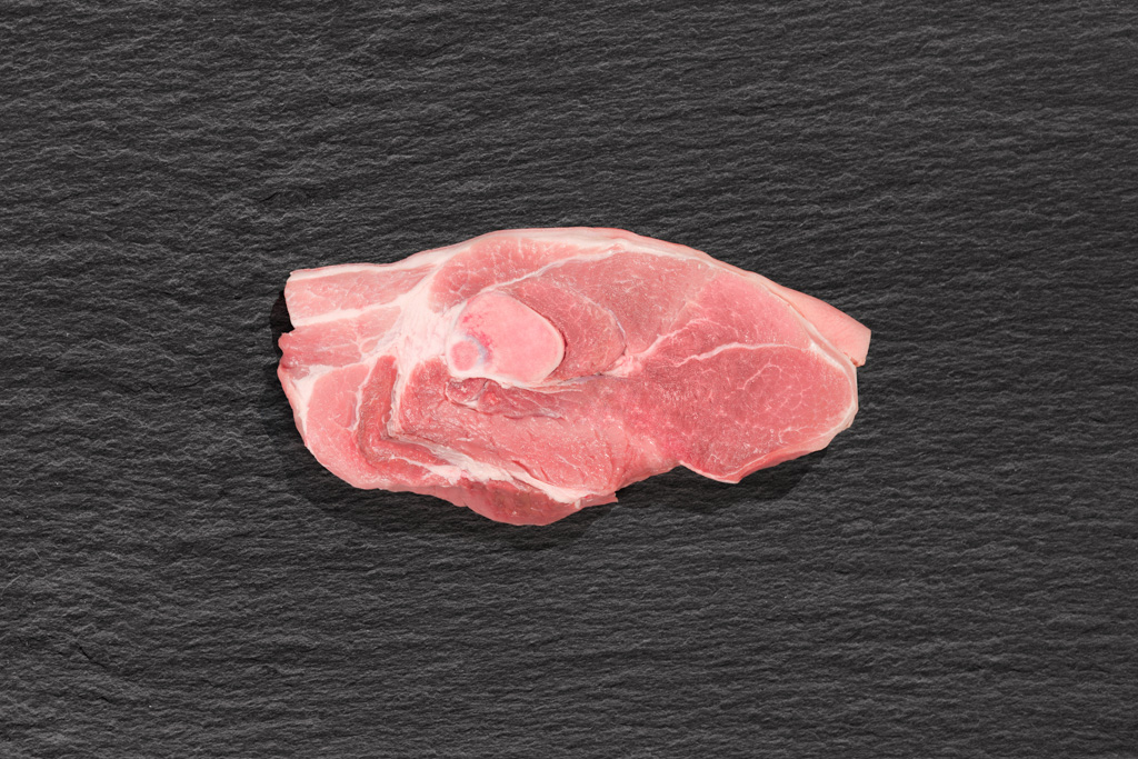 Großes Holzfällersteak aus dem Bug vom Aktivstall-Schwein Großes Holzfällersteak aus dem Bug vom Aktivstall-Schwein