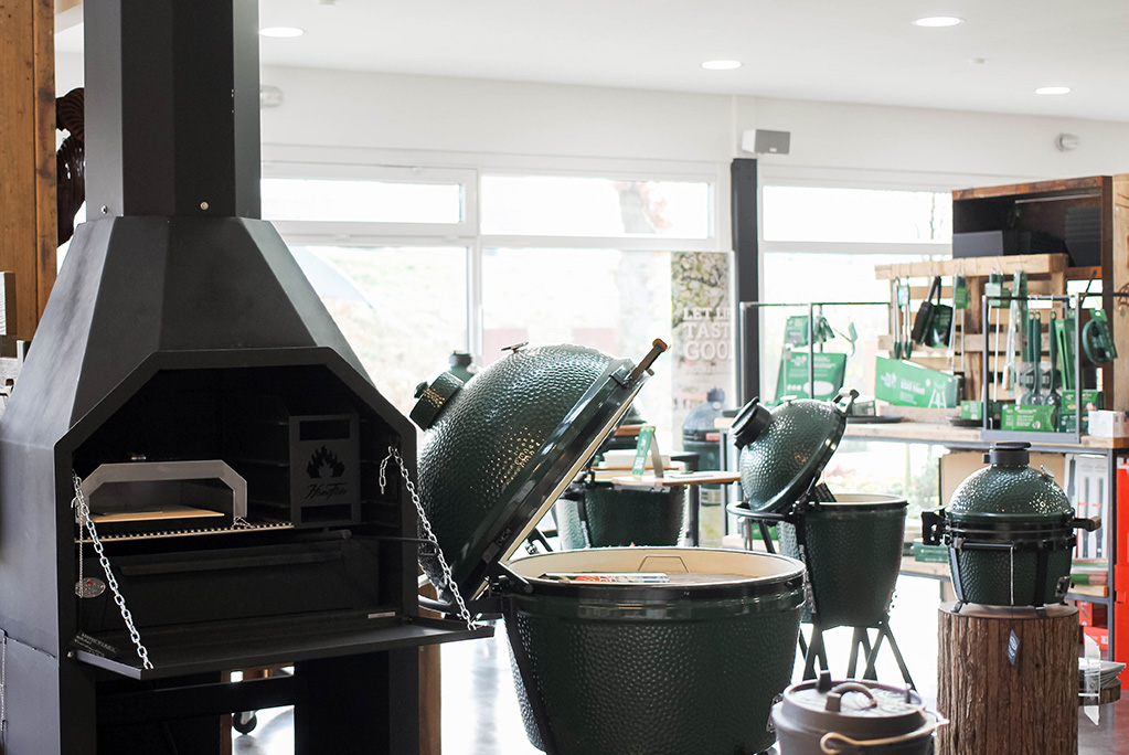 verschiedene Grills in einem Ladenlokal
