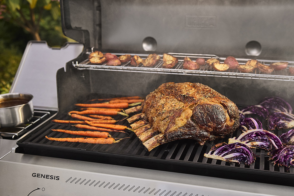 Gasgrill von Weber mit Fleisch & Gemüse