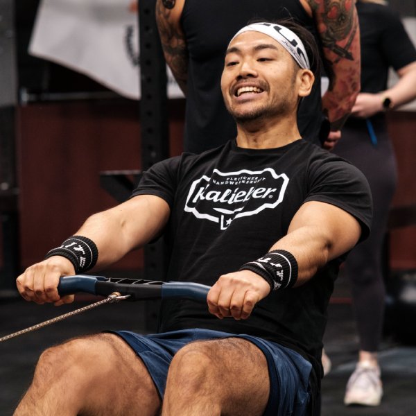 Protein Food für Sportler Sportler mit Kalieber-T-Shirt beim Functional Fitness
