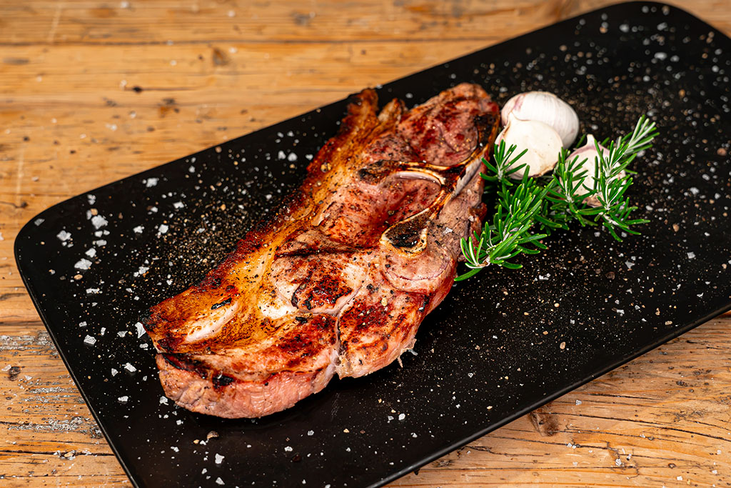 gegrilltes Holzfällersteak auf Teller angerichtet