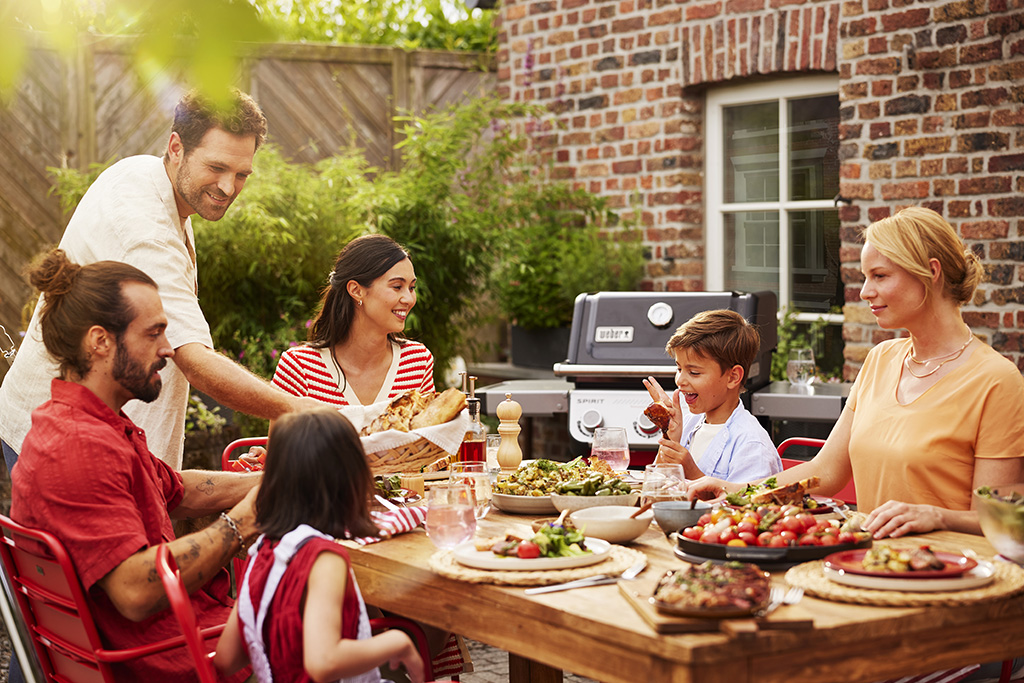 Menschen grillen gemeinsam & genießen