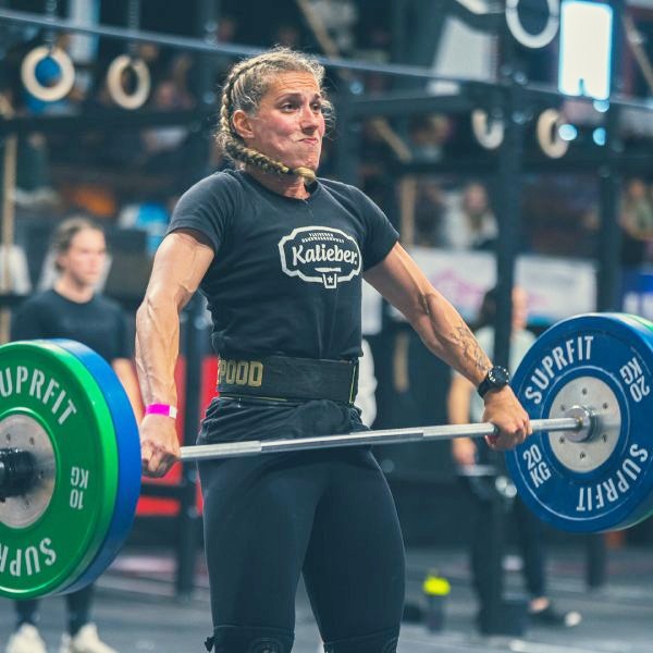 Starke Frau beim Gewichtheben im Wettkampf