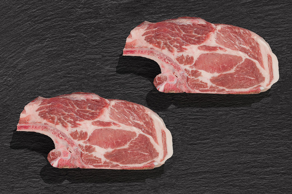 zwei Nackenkoteletts vom Aktivstall-Schwein