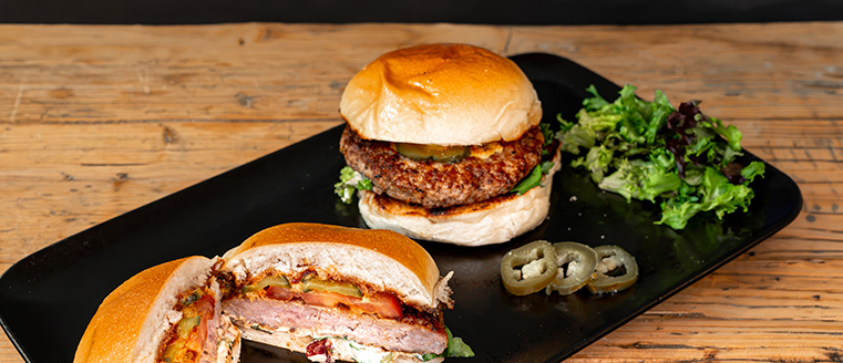 Hamburger auf Teller angrichtet