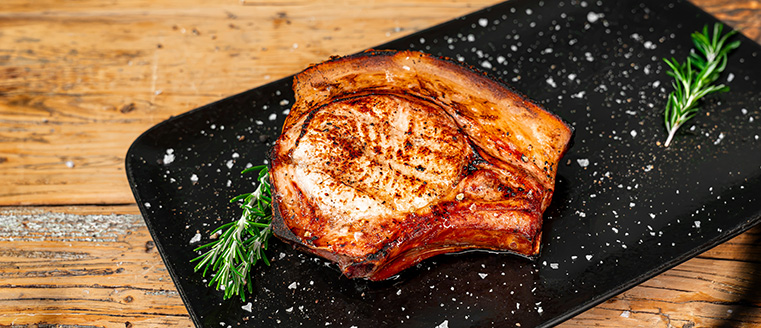 Dry Aged Kotelett auf Teller angerichtet