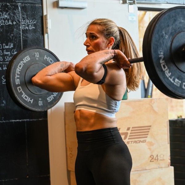 Sportlerin beim Gewichtheben im Functional Fitness