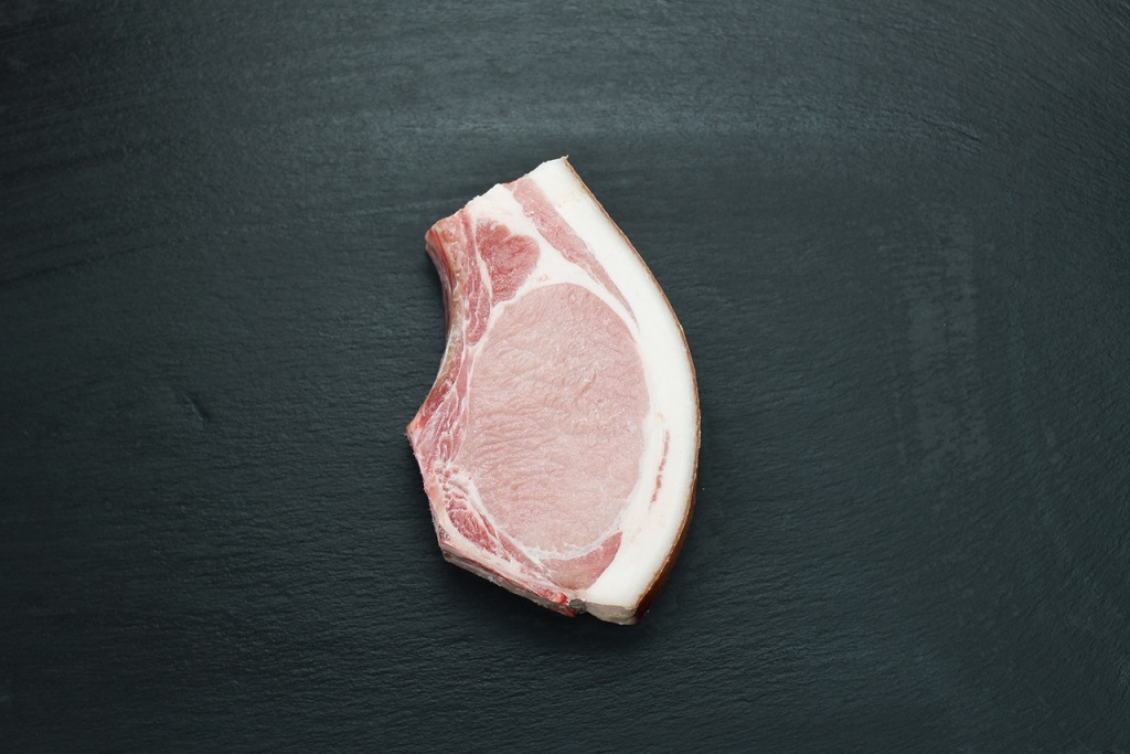 Dry Aged Kotelett vom Aktivstall-Schwein Dry Aged Kotelett vom Aktivstall-Schwein