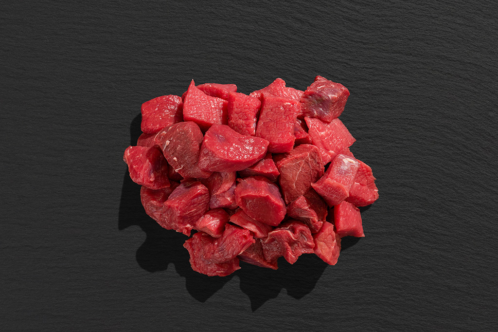 Handgeschnittenes Gulasch aus dem Nacken vom Limousin-Rind Handgeschnittenes Gulasch aus dem Nacken vom Limousin-Rind