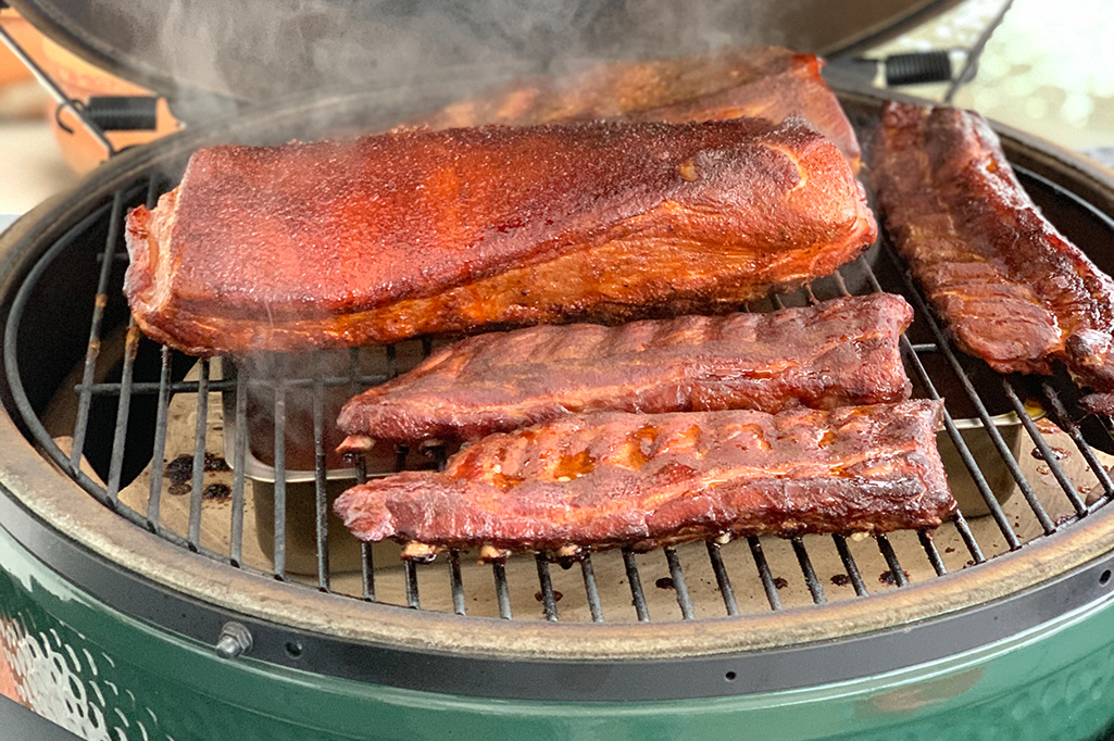 Big Belly Rib Ends vom Aktivstall-Schwein Rippchen auf einem Keramik-Grill