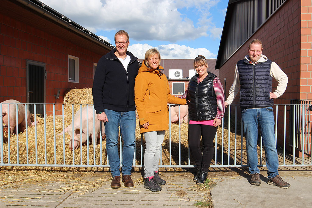Sarah & Mirko Dhem zu Besuch in einem Aktivstall für Schweine