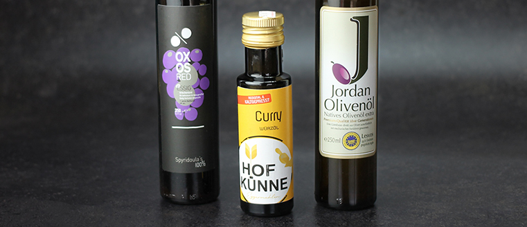 Flaschen mit Öl oder Essig